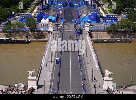 Coureurs au départ de la course cycliste féminine sur route le neuvième jour des Jeux Olympiques de Paris 2024 en France. Date de la photo : dimanche 4 août 2024. Banque D'Images