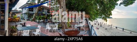 Une vue panoramique sur la plage de Tanjung Tokong depuis le patio du bar BoraBora et de la maison d'hôtes, Penang, Malaisie Banque D'Images