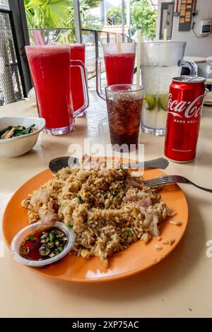 Une assiette de riz frit aux œufs avec du coke et de la pastèque au Hillside Food court à Penang, en Malaisie. Banque D'Images