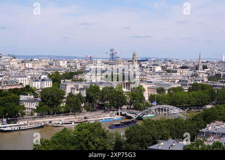 Vue générale de la Tour Eiffel à travers la ville le neuvième jour des Jeux Olympiques de Paris 2024 en France. Date de la photo : dimanche 4 août 2024. Banque D'Images