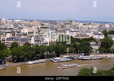 Vue générale de la Tour Eiffel à travers la ville le neuvième jour des Jeux Olympiques de Paris 2024 en France. Date de la photo : dimanche 4 août 2024. Banque D'Images