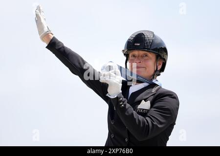 Versailles, France. 04 août 2024. Olympia, Paris 2024, Sport équestre, dressage, individuel, finale, l'allemande Isabell Werth célèbre la médaille d'argent lors de la cérémonie de remise des prix. Crédit : Rolf Vennenbernd/dpa/Alamy Live News Banque D'Images