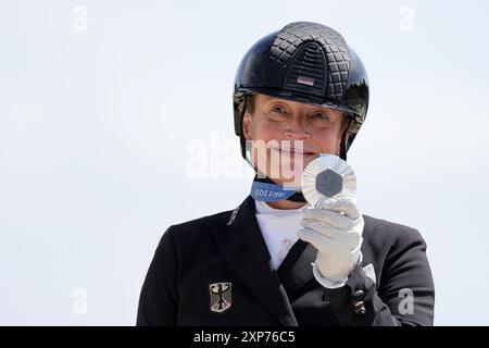 Versailles, France. 04 août 2024. Olympia, Paris 2024, Sport équestre, dressage, individuel, finale, l'allemande Isabell Werth célèbre la médaille d'argent lors de la cérémonie de remise des prix. Crédit : Rolf Vennenbernd/dpa/Alamy Live News Banque D'Images