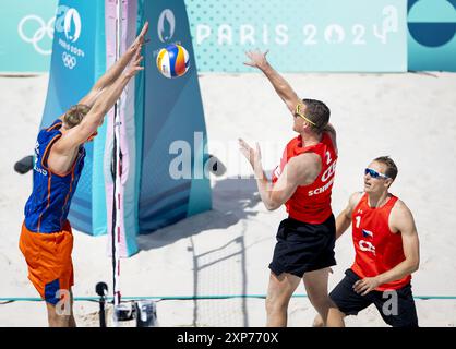 PARIS - le joueur de Beach volley Stefan Boermans en action contre Ondrej Perusic et David Schweiner (M) lors de la huitième finale entre les pays-Bas et la République tchèque aux Jeux Olympiques. ANP KOEN VAN WEEL Banque D'Images