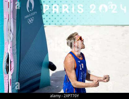 PARIS - le joueur de Beach volley Stefan Boermans lors de la huitième finale entre les pays-Bas et la République tchèque aux Jeux Olympiques. ANP KOEN VAN WEEL Banque D'Images