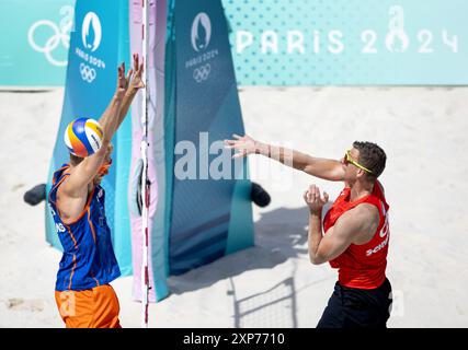 PARIS - le joueur de Beach volley Stefan Boermans en action contre David Schweiner lors de la huitième finale entre les pays-Bas et la République tchèque aux Jeux Olympiques. ANP KOEN VAN WEEL Banque D'Images