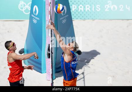 PARIS - le joueur de Beach volley Stefan Boermans en action contre David Schweiner lors de la huitième finale entre les pays-Bas et la République tchèque aux Jeux Olympiques. ANP KOEN VAN WEEL Banque D'Images