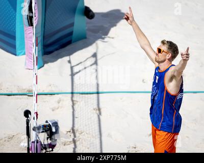 PARIS - le joueur de Beach volley Stefan Boermans lors de la huitième finale entre les pays-Bas et la République tchèque aux Jeux Olympiques. ANP KOEN VAN WEEL Banque D'Images