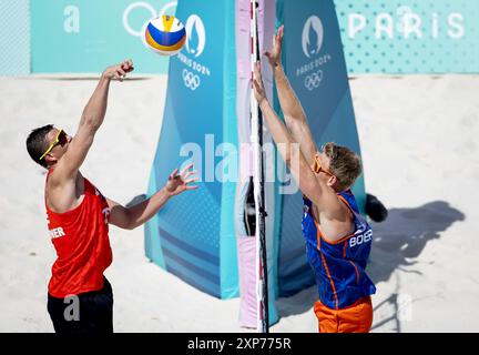 PARIS - le joueur de Beach volley Stefan Boermans en action contre David Schweiner lors de la huitième finale entre les pays-Bas et la République tchèque aux Jeux Olympiques. ANP KOEN VAN WEEL Banque D'Images