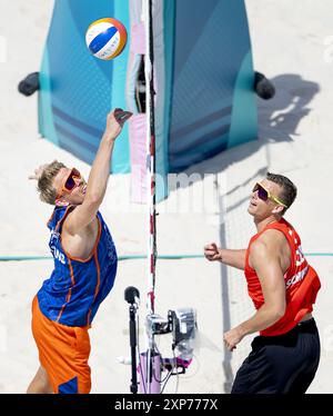 PARIS - le joueur de Beach volley Stefan Boermans en action contre David Schweiner lors de la huitième finale entre les pays-Bas et la République tchèque aux Jeux Olympiques. ANP KOEN VAN WEEL Banque D'Images