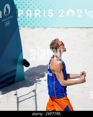 PARIS - le joueur de Beach volley Stefan Boermans lors de la huitième finale entre les pays-Bas et la République tchèque aux Jeux Olympiques. ANP KOEN VAN WEEL Banque D'Images