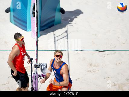 PARIS - le joueur de Beach volley Stefan Boermans en action contre David Schweiner lors de la huitième finale entre les pays-Bas et la République tchèque aux Jeux Olympiques. ANP KOEN VAN WEEL Banque D'Images