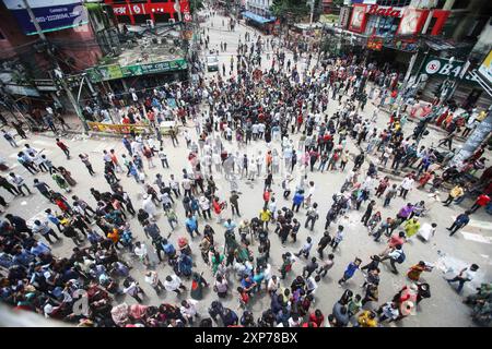 DATE RECORD NON DÉCLARÉE les étudiants protestent contre le système de quotas dans les emplois gouvernementaux à Dhaka, Bangladesh les manifestants bloquent l'intersection routière lors d'une manifestation à Dhaka le 4 août 2024, pour demander justice pour les victimes arrêtées et tuées lors des récentes violences nationales lors des manifestations anti-quotas. Le bilan des affrontements du 4 août entre les manifestants bangladais exigeant la démission du premier ministre Sheikh Hasina et les partisans du gouvernement est passé à au moins 23, ont indiqué la police et les médecins. Dhaka District de Dhaka Bangladesh Copyright : xHabiburxRahmanx Banque D'Images