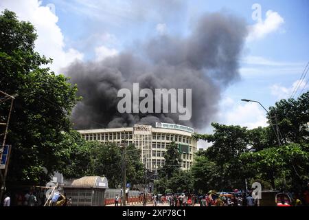 DATE RECORD NON DÉCLARÉE les étudiants protestent contre le système de quotas dans les emplois gouvernementaux à Dhaka, Bangladesh les manifestants bloquent l'intersection routière lors d'une manifestation à Dhaka le 4 août 2024, pour demander justice pour les victimes arrêtées et tuées lors des récentes violences nationales lors des manifestations anti-quotas. Le bilan des affrontements du 4 août entre les manifestants bangladais exigeant la démission du premier ministre Sheikh Hasina et les partisans du gouvernement est passé à au moins 23, ont indiqué la police et les médecins. Dhaka District de Dhaka Bangladesh Copyright : xHabiburxRahmanx Banque D'Images