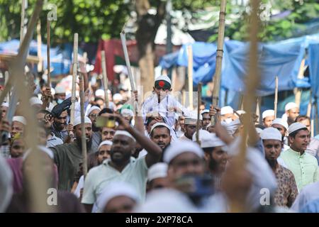 DATE RECORD NON DÉCLARÉE les étudiants protestent contre le système de quotas dans les emplois gouvernementaux à Dhaka, Bangladesh les manifestants bloquent l'intersection routière lors d'une manifestation à Dhaka le 4 août 2024, pour demander justice pour les victimes arrêtées et tuées lors des récentes violences nationales lors des manifestations anti-quotas. Le bilan des affrontements du 4 août entre les manifestants bangladais exigeant la démission du premier ministre Sheikh Hasina et les partisans du gouvernement est passé à au moins 23, ont indiqué la police et les médecins. Dhaka District de Dhaka Bangladesh Copyright : xHabiburxRahmanx Banque D'Images