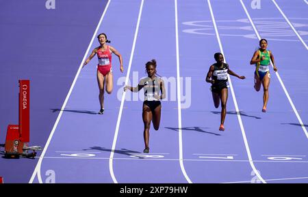 Paris, France. 4 août 2024. 4 août 2024 ; Jeux Olympiques de Paris, Paris, France, jour 9; athlétisme au stade de France, Women’s 200m Round 1 Heat 6, Dina Asher-smith de Grande-Bretagne remporte sa course crédit : action plus Sports images/Alamy Live News Banque D'Images