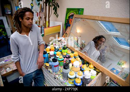 Portrait artiste en studio Portrait artiste masculin en studio à la Galerie via Kunst. Rotterdam, pays-Bas. Rotterdam via Kunst Zuid-Holland Nederland Copy Banque D'Images
