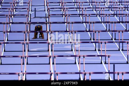 Paris, France. 04 août 2024. Yaqoub Alyouha, du Koweït, s'agenouille sur les pistes tandis que d'autres concurrents terminent la course pour la qualification masculine au 110 m haies lors de la compétition d'athlétisme des Jeux olympiques d'été 2024 au stade de France, à Paris, en France, le dimanche 4 août, 2024. photo de Maya Vidon-White/UPI crédit : UPI/Alamy Live News Banque D'Images