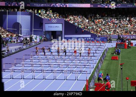 Paris, France. 04 août 2024. Les concurrents courent lors de la qualification masculine sur 110 m haies lors de la compétition d'athlétisme des Jeux Olympiques d'été 2024 au stade de France, à Paris, le dimanche 4 août, 2024. photo de Maya Vidon-White/UPI crédit : UPI/Alamy Live News Banque D'Images