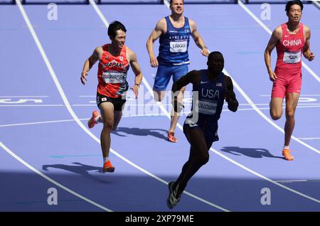 Paris, France. 04 août 2024. La silhouette de Grant Holloway des États-Unis est ombragée alors qu'il termine avec ses concurrents la qualification masculine sur 110 m haies lors de la compétition d'athlétisme des Jeux olympiques d'été 2024 au stade de France, à Paris, en France, le dimanche 4 août, 2024. photo de Maya Vidon-White/UPI crédit : UPI/Alamy Live News Banque D'Images
