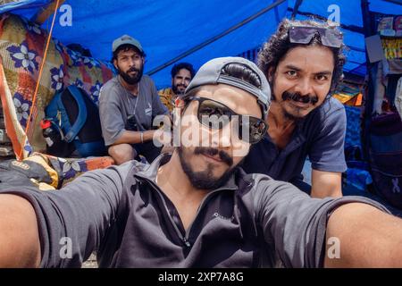 July25th2024, Himachal Pradesh, Inde. Un groupe de jeunes prenant un selfie pendant le Mani Mahesh Kailash Yatra dans la vallée de Chamba, dans le Haut Himalaya Banque D'Images