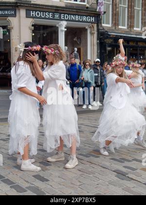 Les danseuses de rue jouent sur le Royal Mile lors du Edinburgh Fringe Festival, le 3 août 2024 Banque D'Images