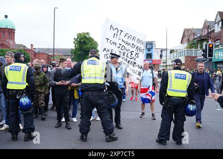 Les gens manifestent devant le cénotaphe de Middlesbrough devant le musée Dorman à Albert Park, Middlesbrough, suite aux attaques à l'arme blanche de lundi à Southport, dans lesquelles trois jeunes enfants ont été tués. Date de la photo : dimanche 4 août 2024. Banque D'Images