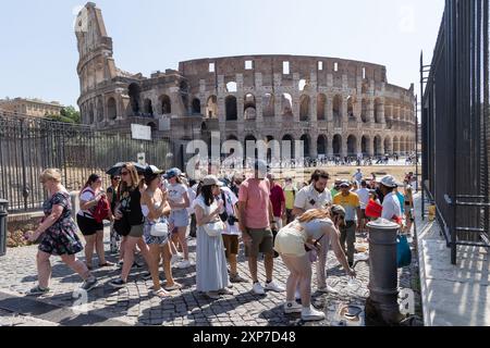 Rome, Italie. 4 août 2024. Touristes faisant la queue pour boire à une fontaine devant le Colisée de Rome par un dimanche chaud d'août (crédit image : © Matteo Nardone/Pacific Press via ZUMA Press Wire) USAGE ÉDITORIAL SEULEMENT! Non destiné à UN USAGE commercial ! Banque D'Images