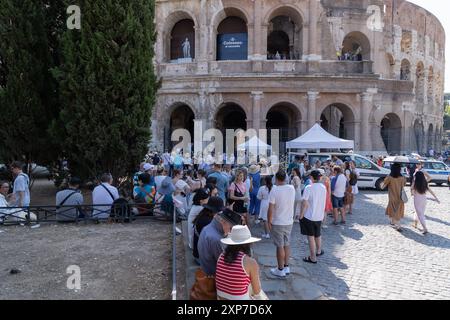 Rome, Italie. 4 août 2024. Touristes faisant la queue pour entrer dans le Parc archéologique du Colisée à Rome par un dimanche chaud d'août (crédit image : © Matteo Nardone/Pacific Press via ZUMA Press Wire) USAGE ÉDITORIAL SEULEMENT! Non destiné à UN USAGE commercial ! Banque D'Images