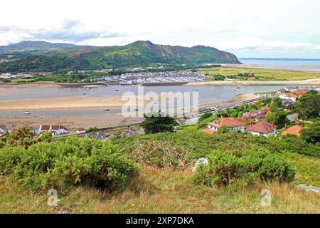 Vue sur Conwy depuis le château de Deganwy au sommet de la colline Banque D'Images