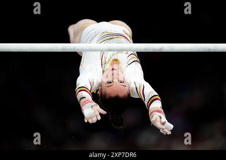 La belge Nina Derwael lors de la finale des bars inégaux féminins à la Bercy Arena le neuvième jour des Jeux Olympiques de Paris 2024 en France. Date de la photo : dimanche 4 août 2024. Banque D'Images