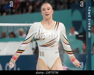 Paris, France. 04 août 2024. Nina Derwael de Belgique réagit après avoir joué lors de la finale des bars inégaux de gymnastique féminine aux Jeux Olympiques de Paris 2024 à Paris, France, le dimanche 4 août 2024. Photo de Pat Benic/UPI crédit : UPI/Alamy Live News Banque D'Images