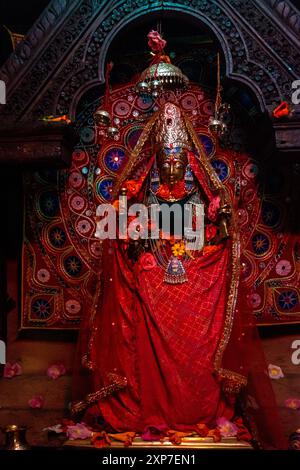 July25th2024, Himachal Pradesh, Inde. Sculptures de divinités anciennes entièrement décorées, y compris Mani Mahesh et d'autres divinités, en tissu rouge religieux à CH Banque D'Images