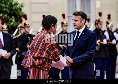 Paris, France. 09 juin 2024. Antonin Burat/le Pictorium - réception des chefs d'Etat et de gouvernement à l'Elysée, à l'occasion du lancement des Jeux Olympiques de Paris 2024. - 09/06/2024 - France/Palais de l'Elysée/Paris - le prince du Bhoutan Jigyel Ugyen Wangchuck reçu par le président français Emmanuel Macron au Palais de l'Elysée pour le lancement des Jeux Olympiques de Paris 2024, le 26 juillet 2024. Crédit : LE PICTORIUM/Alamy Live News Banque D'Images