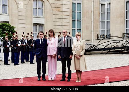 Paris, France. 05th Dec, 2023. Antonin Burat/le Pictorium - réception des chefs d'Etat et de gouvernement à l'Elysée, à l'occasion du lancement des Jeux Olympiques de Paris 2024. - 05/12/2023 - France/Palais de l'Elysée/Paris - le président de la Bulgarie Ruman Radev et son épouse Desislava Radeva reçus par le président français Emmanuel Macron et son épouse Brigitte Macron au Palais de l'Elysée pour le lancement des Jeux Olympiques de Paris 2024, le 26 juillet 2024. Crédit : LE PICTORIUM/Alamy Live News Banque D'Images