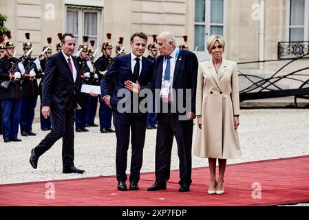 Paris, France. 05th Dec, 2023. Antonin Burat/le Pictorium - réception des chefs d'Etat et de gouvernement à l'Elysée, à l'occasion du lancement des Jeux Olympiques de Paris 2024. - 05/12/2023 - France/Palais de l'Elysée/Paris - le Président de l'Association palestinienne de Football Jibril Rajoub reçu par le Président français Emmanuel Macron et son épouse Brigitte Macron au Palais de l'Elysée pour le lancement des Jeux Olympiques de Paris 2024, le 26 juillet 2024. Crédit : LE PICTORIUM/Alamy Live News Banque D'Images