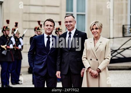 Paris, France. 05th Dec, 2023. Antonin Burat/le Pictorium - réception des chefs d'Etat et de gouvernement à l'Elysée, à l'occasion du lancement des Jeux Olympiques de Paris 2024. - 05/12/2023 - France/Palais de l'Elysée/Paris - le président de la Pologne Andrzej Duda reçu par le président français Emmanuel Macron et son épouse Brigitte Macron au Palais de l'Elysée pour le lancement des Jeux Olympiques de Paris 2024, le 26 juillet 2024. Crédit : LE PICTORIUM/Alamy Live News Banque D'Images