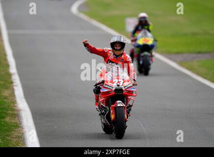 Enea Bastianini de l'équipe Ducati Lenovo, vainqueur du Monster Energy British Grand Prix MotoGP 2024 à Silverstone, Towcester. Date de la photo : dimanche 4 août 2024. Banque D'Images