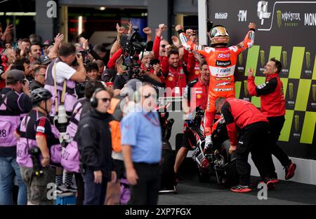 Enea Bastianini de l'équipe Ducati Lenovo remportant au parc ferme lors du Monster Energy British Grand Prix MotoGP 2024 à Silverstone, Towcester. Date de la photo : dimanche 4 août 2024. Banque D'Images