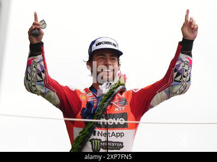 Enea Bastianini de l'équipe Ducati Lenovo célèbre sur le podium après le Monster Energy British Grand Prix MotoGP 2024 à Silverstone, Towcester. Date de la photo : dimanche 4 août 2024. Banque D'Images