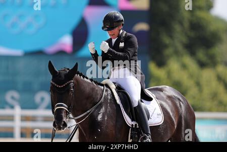 VERSAILLES, FRANCE - 04 AOÛT : Isabell Werth avec Wendy de l'équipe Allemagne réagit après le dressage Individual Grand Prix Freestyle le jour neuf des Jeux Olympiques de Paris 2024 au Château de Versailles le 04 août 2024 à Versailles, France. © diebilderwelt / Alamy Live News Banque D'Images