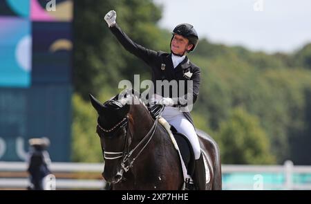 VERSAILLES, FRANCE - 04 AOÛT : Isabell Werth avec Wendy de l'équipe Allemagne réagit après le dressage Individual Grand Prix Freestyle le jour neuf des Jeux Olympiques de Paris 2024 au Château de Versailles le 04 août 2024 à Versailles, France. © diebilderwelt / Alamy Live News Banque D'Images