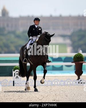 VERSAILLES, FRANCE - 04 AOÛT : Isabell Werth avec Wendy de l'équipe d'Allemagne participe au dressage Individual Grand Prix Freestyle le neuvième jour des Jeux Olympiques de Paris 2024 au Château de Versailles le 04 août 2024 à Versailles, France. © diebilderwelt / Alamy Live News Banque D'Images