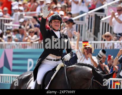 VERSAILLES, FRANCE - 04 AOÛT : Isabell Werth avec Wendy de l'équipe Allemagne réagit après le dressage Individual Grand Prix Freestyle le jour neuf des Jeux Olympiques de Paris 2024 au Château de Versailles le 04 août 2024 à Versailles, France. © diebilderwelt / Alamy Live News Banque D'Images