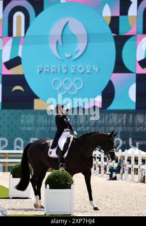 VERSAILLES, FRANCE - 04 AOÛT : Isabell Werth avec Wendy de l'équipe Allemagne réagit après le dressage Individual Grand Prix Freestyle le jour neuf des Jeux Olympiques de Paris 2024 au Château de Versailles le 04 août 2024 à Versailles, France. © diebilderwelt / Alamy Live News Banque D'Images