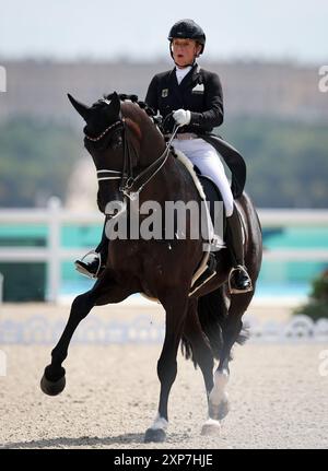 VERSAILLES, FRANCE - 04 AOÛT : Isabell Werth avec Wendy de l'équipe d'Allemagne participe au dressage Individual Grand Prix Freestyle le neuvième jour des Jeux Olympiques de Paris 2024 au Château de Versailles le 04 août 2024 à Versailles, France. © diebilderwelt / Alamy Live News Banque D'Images