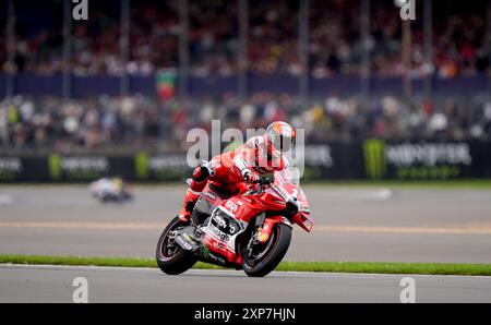 Francesco Bagnaia, du team Ducati Lenovo, mène le Monster Energy British Grand Prix MotoGP 2024 à Silverstone, Towcester. Date de la photo : dimanche 4 août 2024. Banque D'Images