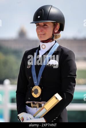 VERSAILLES, FRANCE - 04 AOÛT : la médaillée d'or Jessica von Bredow-Werndl de Team Germany réagit lors de la cérémonie de remise des médailles du Grand Prix individuel de dressage Freestyle le neuvième jour des Jeux Olympiques de Paris 2024 au Château de Versailles le 04 août 2024 à Versailles, France. © diebilderwelt / Alamy Live News Banque D'Images