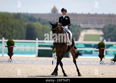 VERSAILLES, FRANCE - 04 AOÛT : Jessica von Bredow-Werndl avec TSF Dalera BB de Team Germany participe au Grand Prix individuel dressage Freestyle le neuvième jour des Jeux Olympiques de Paris 2024 au Château de Versailles le 04 août 2024 à Versailles, France. © diebilderwelt / Alamy Live News Banque D'Images