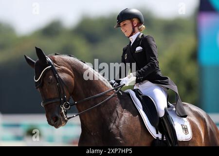 VERSAILLES, FRANCE - 04 AOÛT : Jessica von Bredow-Werndl avec TSF Dalera BB de Team Germany participe au Grand Prix individuel dressage Freestyle le neuvième jour des Jeux Olympiques de Paris 2024 au Château de Versailles le 04 août 2024 à Versailles, France. © diebilderwelt / Alamy Live News Banque D'Images